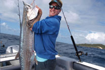 Customers struggles with a big Spanish mackerel